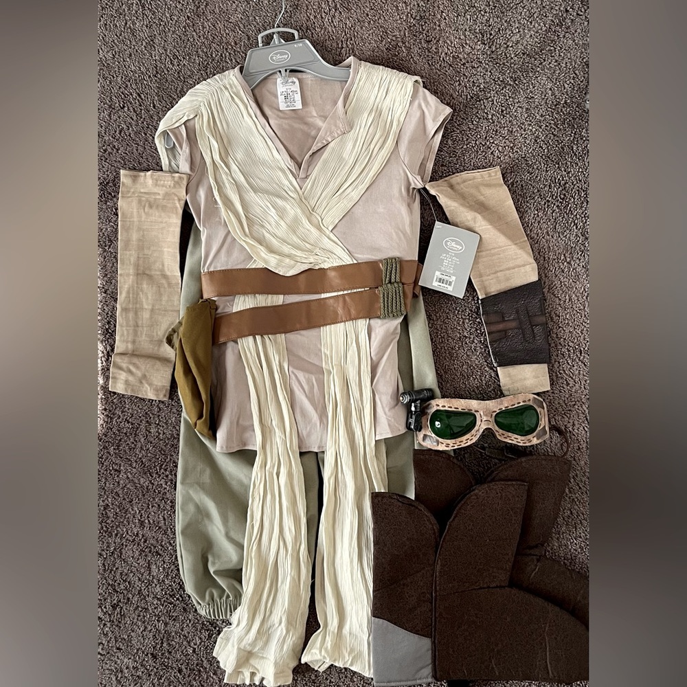 **SOLD** Star Wars Rey Costume - Kids Size 9/10 **NEW**